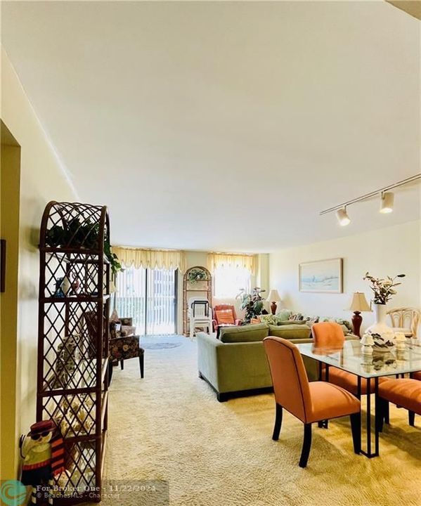 Active With Contract: $2,900 (1 beds, 1 baths, 982 Square Feet)