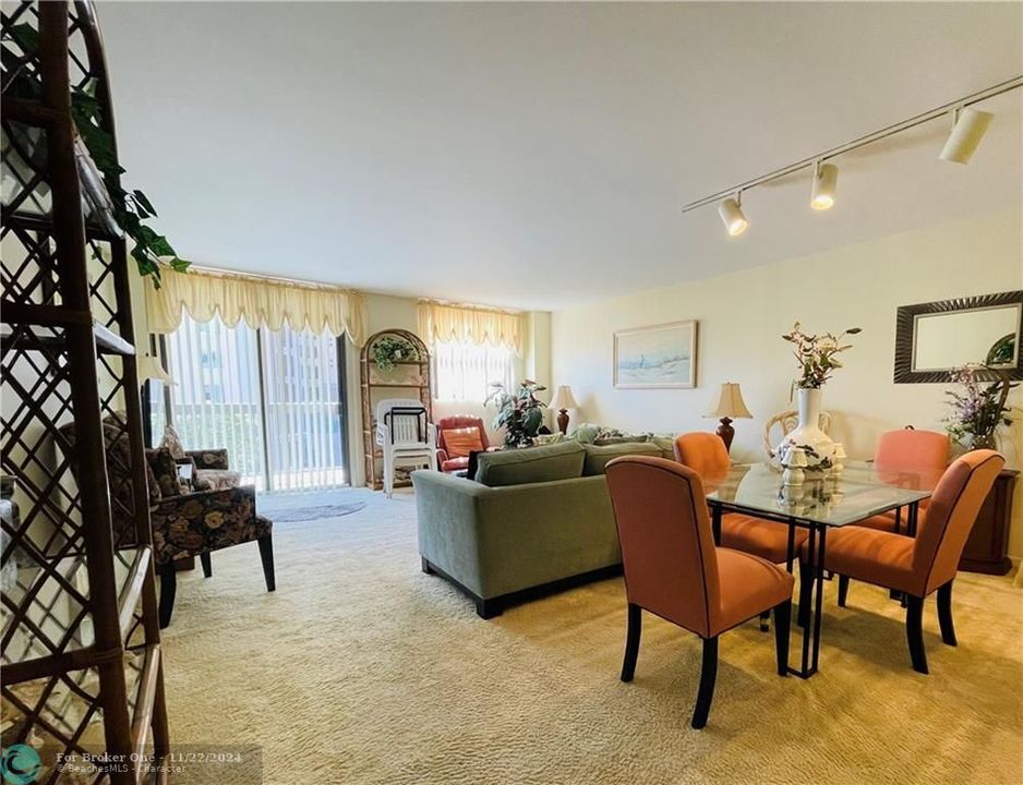 Active With Contract: $2,900 (1 beds, 1 baths, 982 Square Feet)