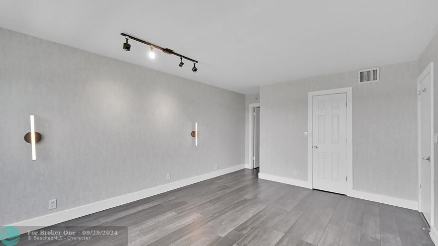 For Sale: $379,500 (1 beds, 1 baths, 841 Square Feet)