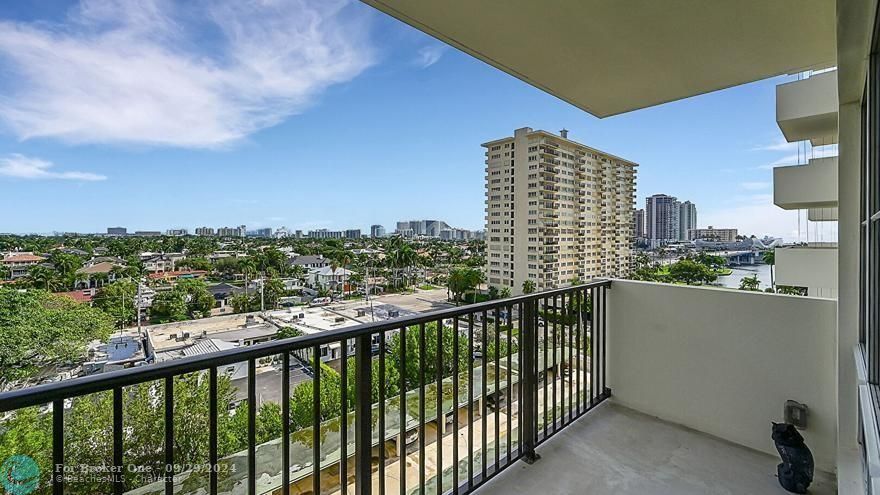 For Sale: $379,500 (1 beds, 1 baths, 841 Square Feet)