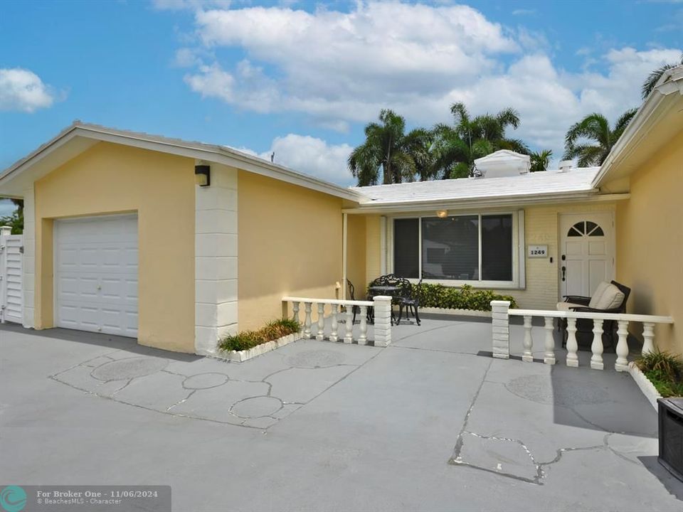 Active With Contract: $4,900 (3 beds, 2 baths, 1682 Square Feet)