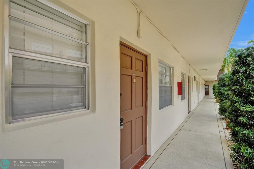 Active With Contract: $175,000 (1 beds, 1 baths, 561 Square Feet)