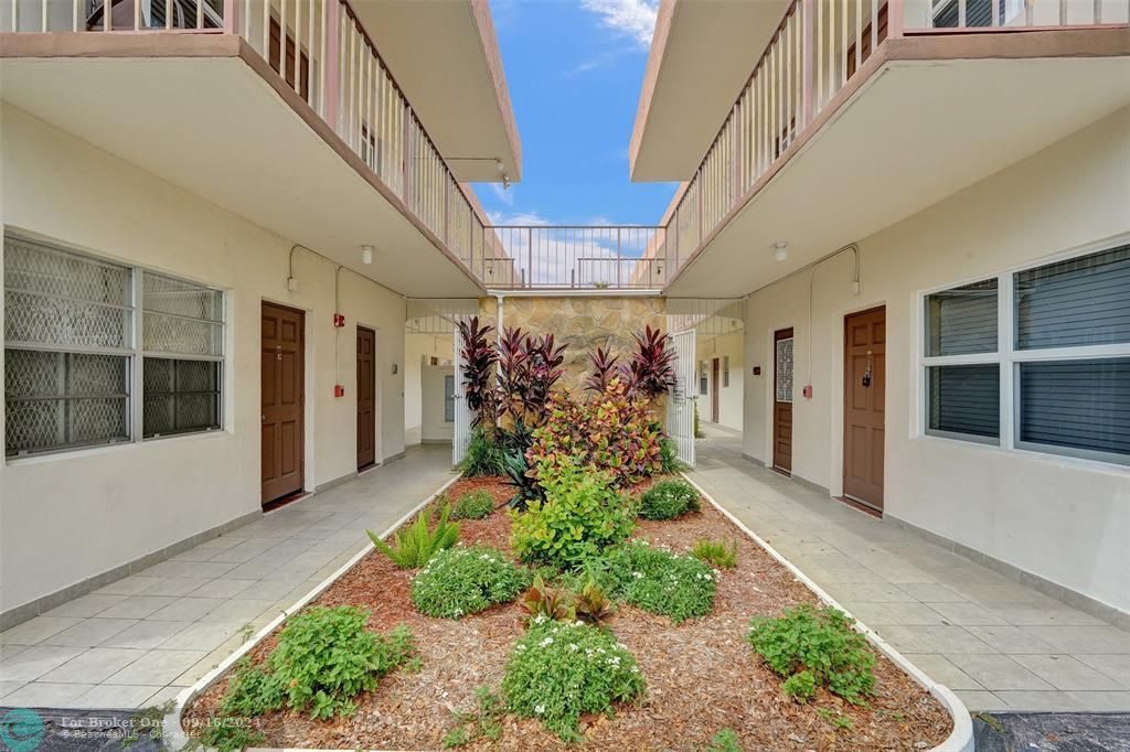 Active With Contract: $175,000 (1 beds, 1 baths, 561 Square Feet)