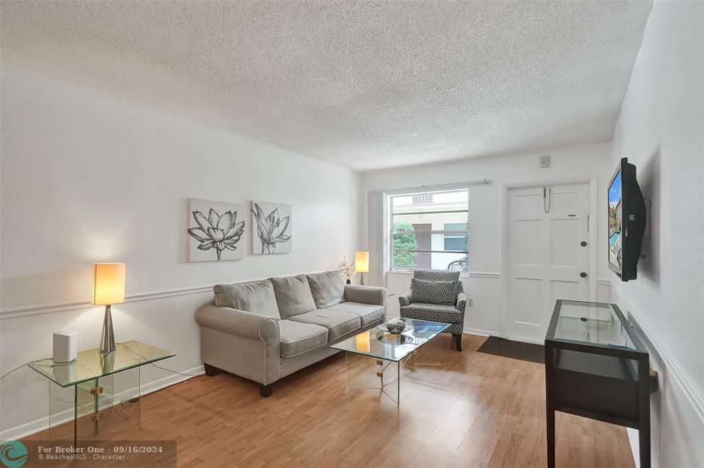 Active With Contract: $175,000 (1 beds, 1 baths, 561 Square Feet)