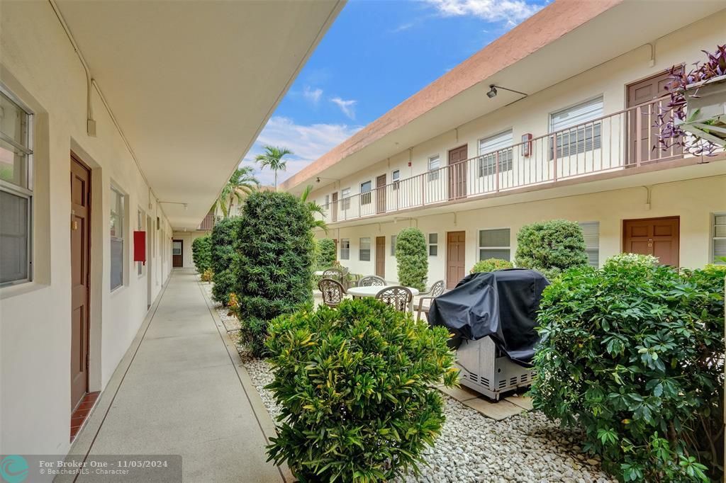 Active With Contract: $175,000 (1 beds, 1 baths, 561 Square Feet)