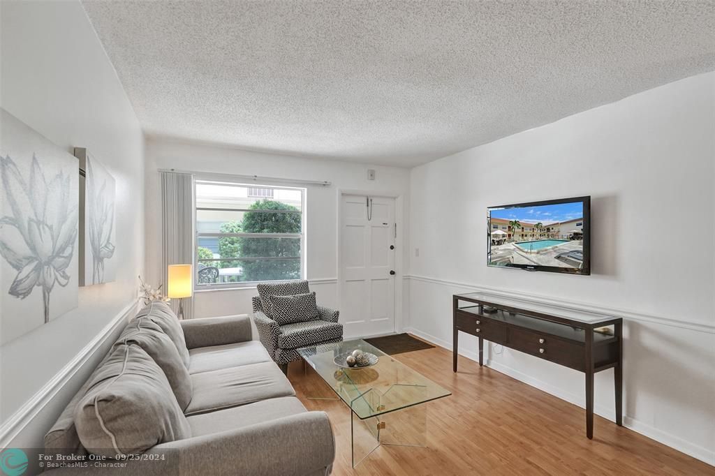 Active With Contract: $175,000 (1 beds, 1 baths, 561 Square Feet)