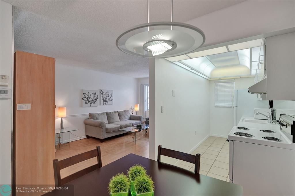 Active With Contract: $175,000 (1 beds, 1 baths, 561 Square Feet)