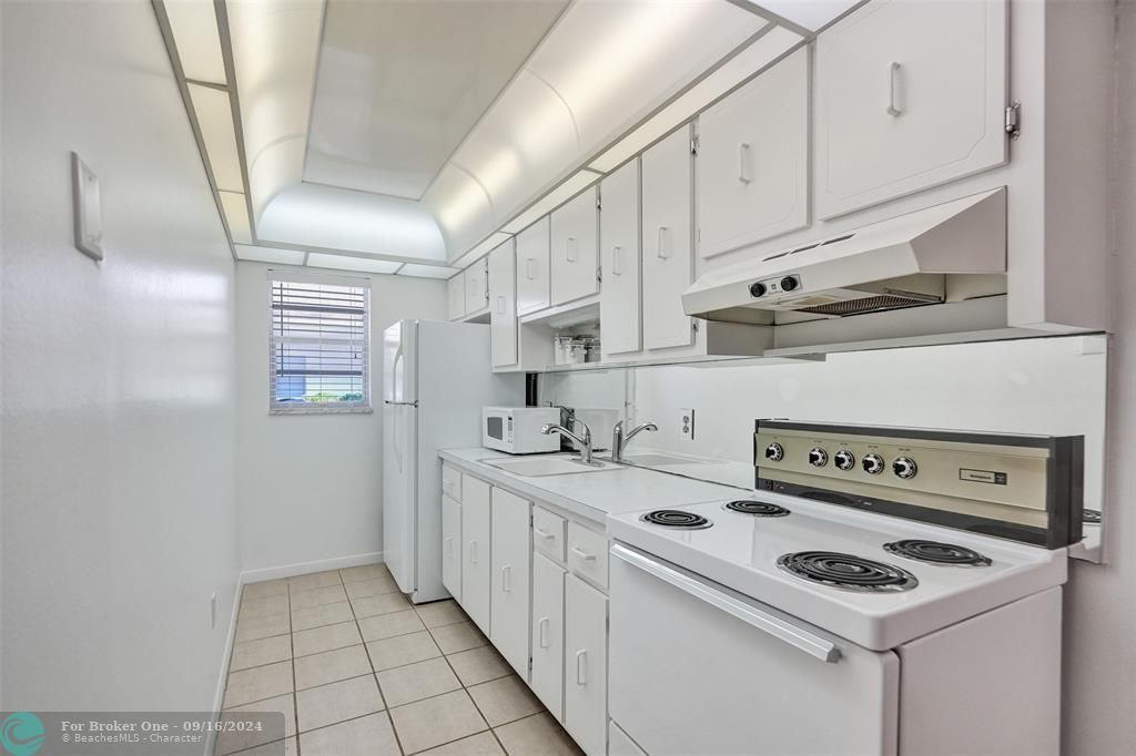 Active With Contract: $175,000 (1 beds, 1 baths, 561 Square Feet)