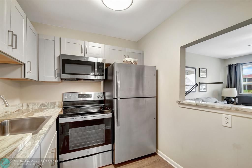 For Sale: $89,500 (1 beds, 1 baths, 660 Square Feet)