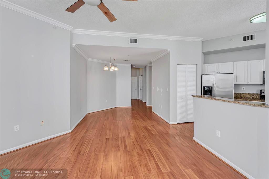 For Sale: $407,000 (2 beds, 2 baths, 1083 Square Feet)