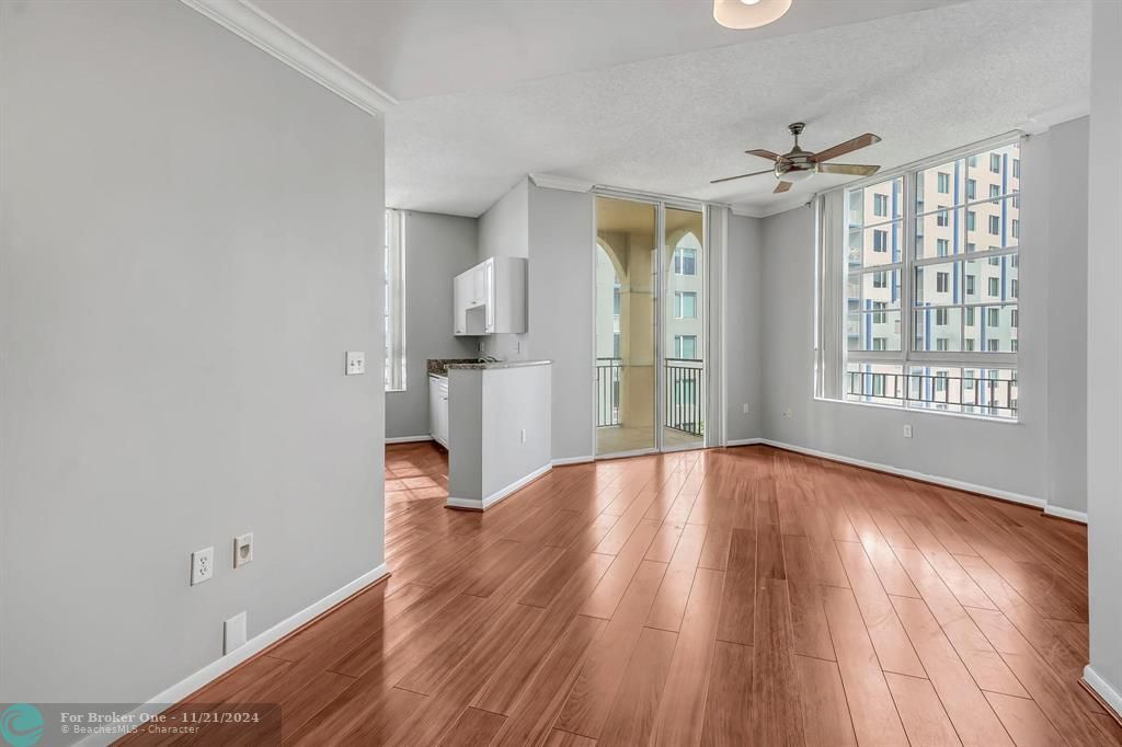 For Sale: $407,000 (2 beds, 2 baths, 1083 Square Feet)