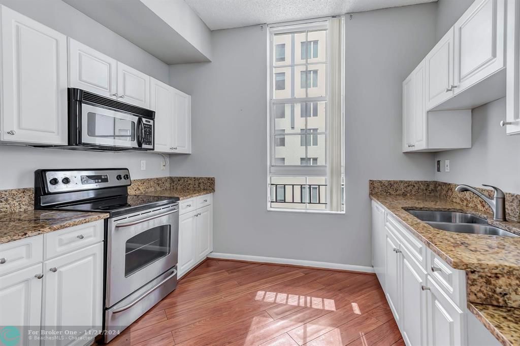 For Sale: $407,000 (2 beds, 2 baths, 1083 Square Feet)