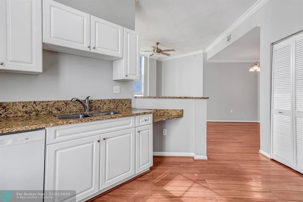 For Sale: $407,000 (2 beds, 2 baths, 1083 Square Feet)