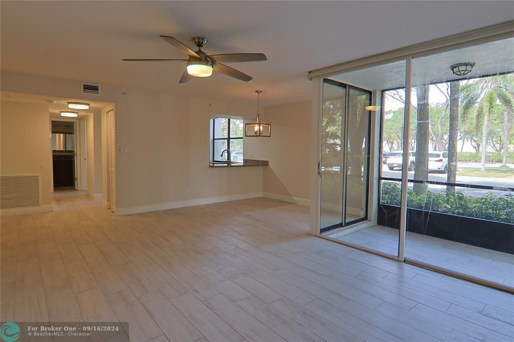 Active With Contract: $249,900 (1 beds, 1 baths, 731 Square Feet)