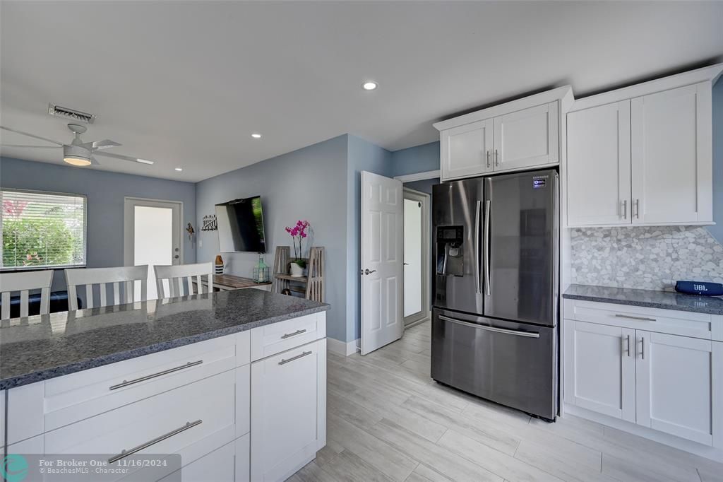 Active With Contract: $3,350 (2 beds, 1 baths, 990 Square Feet)