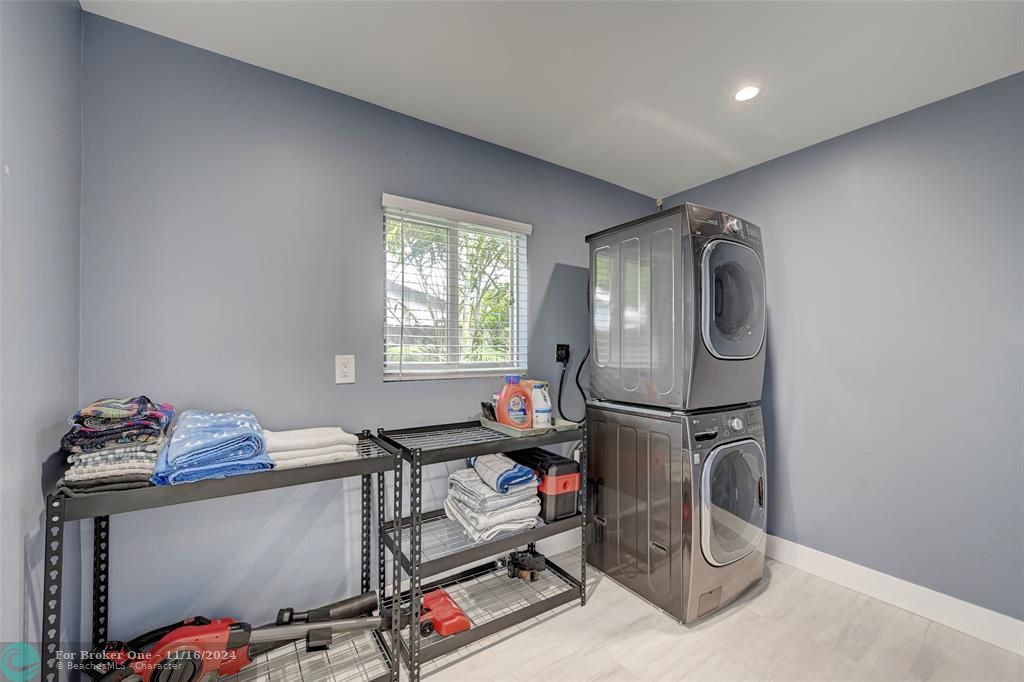 Active With Contract: $3,350 (2 beds, 1 baths, 990 Square Feet)