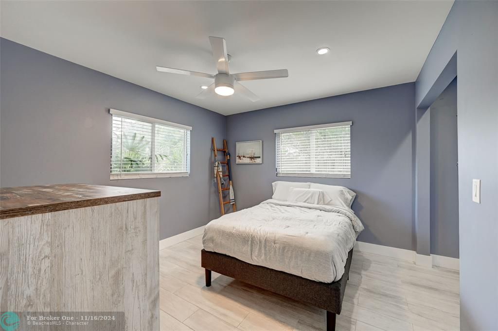 Active With Contract: $3,350 (2 beds, 1 baths, 990 Square Feet)