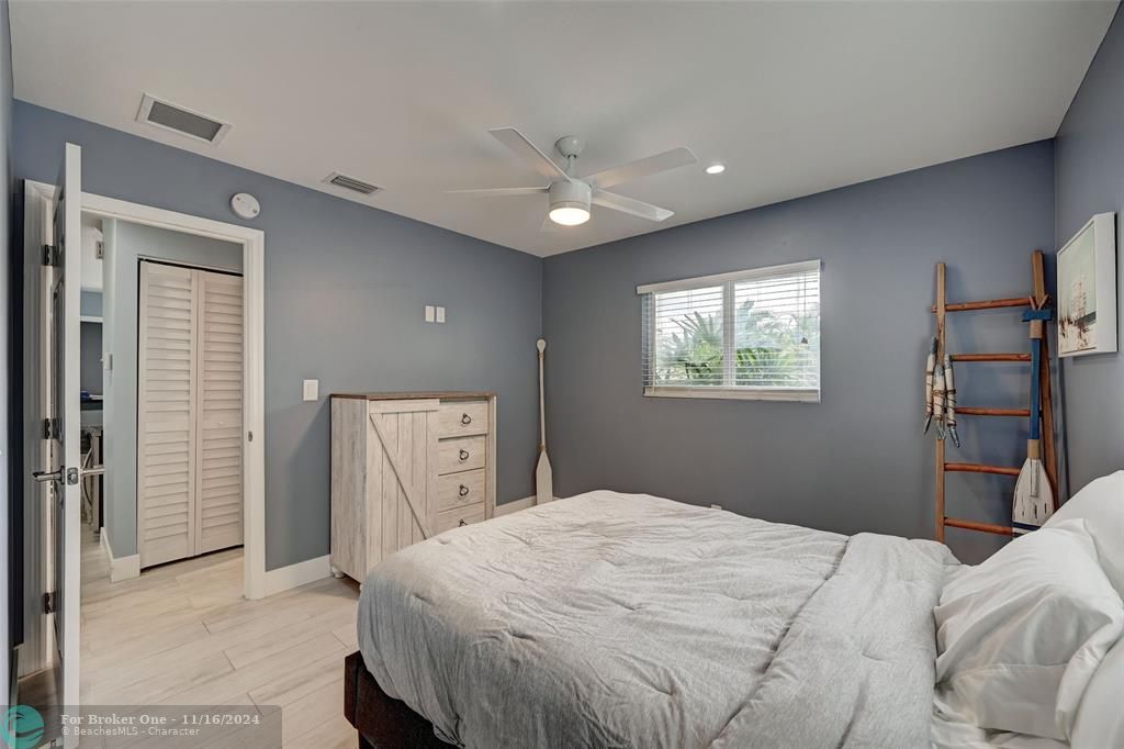 Active With Contract: $3,350 (2 beds, 1 baths, 990 Square Feet)