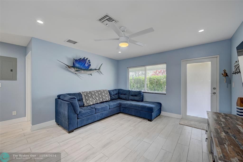 Active With Contract: $3,350 (2 beds, 1 baths, 990 Square Feet)