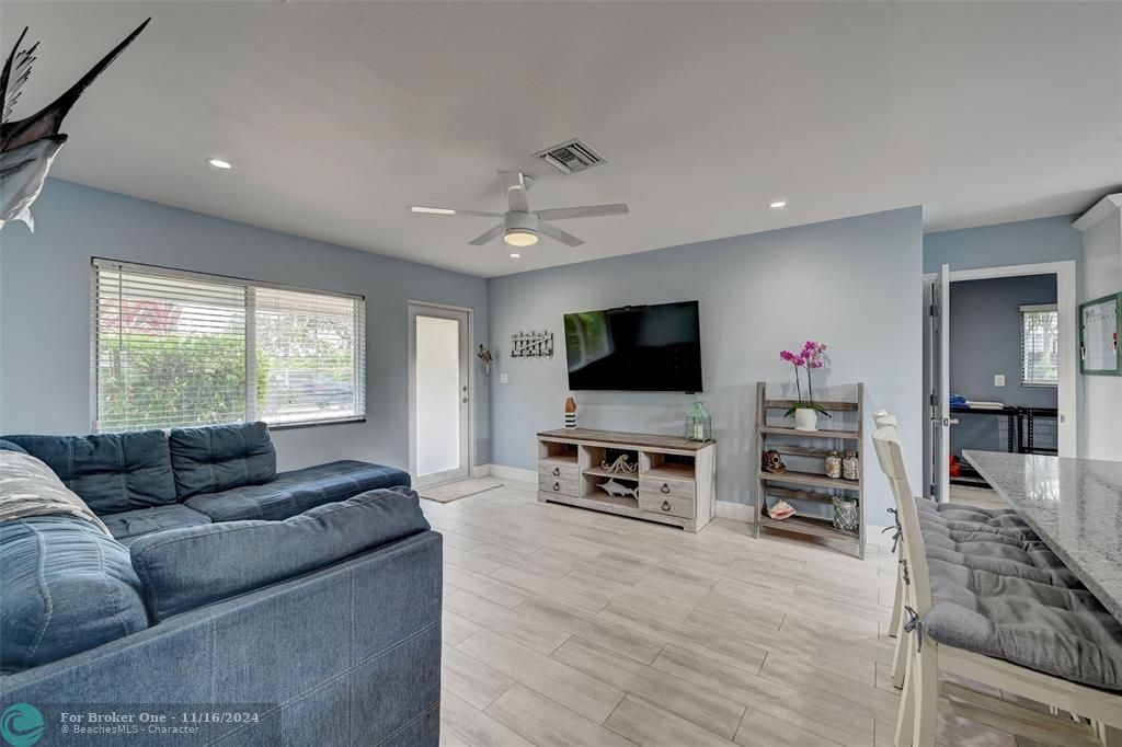 Active With Contract: $3,350 (2 beds, 1 baths, 990 Square Feet)