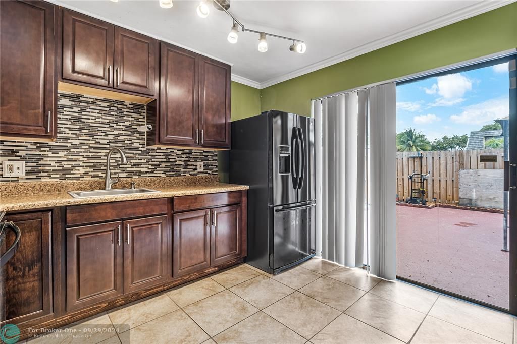 Active With Contract: $2,400 (2 beds, 2 baths, 1232 Square Feet)