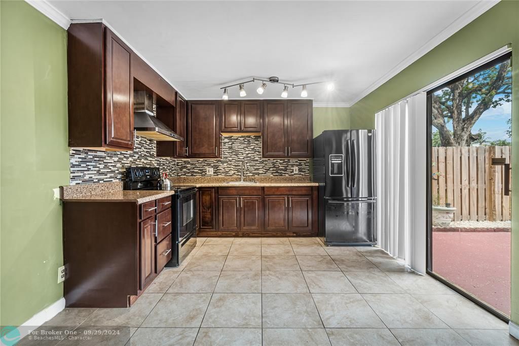 Active With Contract: $2,400 (2 beds, 2 baths, 1232 Square Feet)