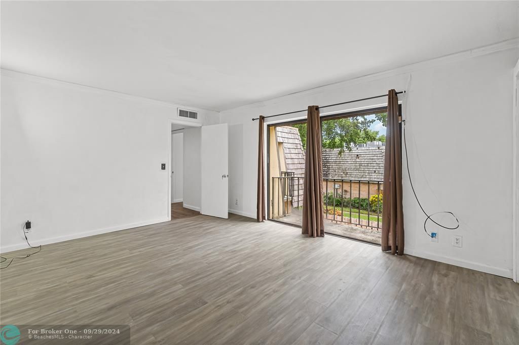 Active With Contract: $2,400 (2 beds, 2 baths, 1232 Square Feet)