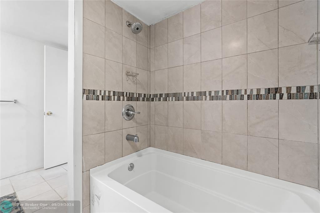 Active With Contract: $2,400 (2 beds, 2 baths, 1232 Square Feet)