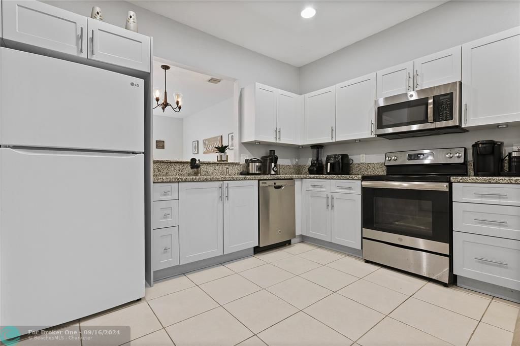 Active With Contract: $418,000 (3 beds, 2 baths, 1396 Square Feet)