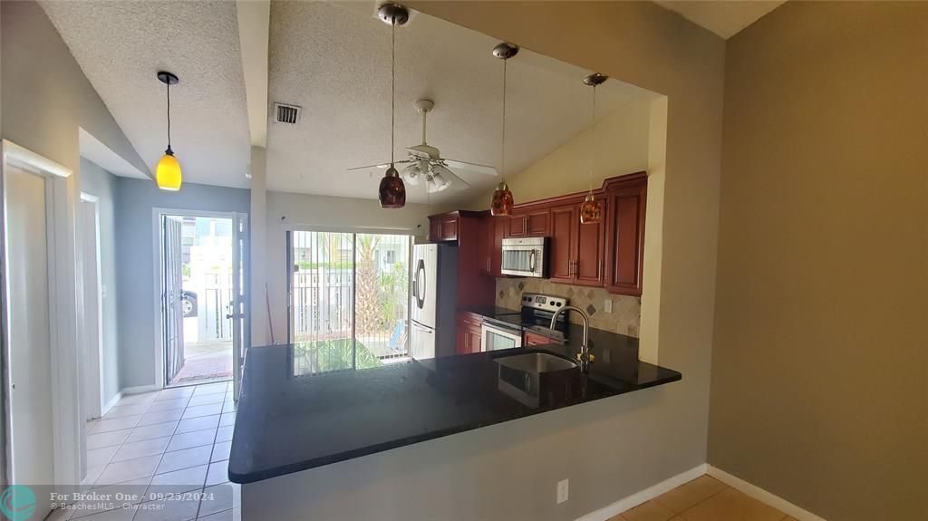 Active With Contract: $2,400 (2 beds, 2 baths, 1320 Square Feet)