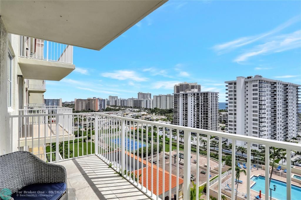 Active With Contract: $399,000 (1 beds, 1 baths, 720 Square Feet)