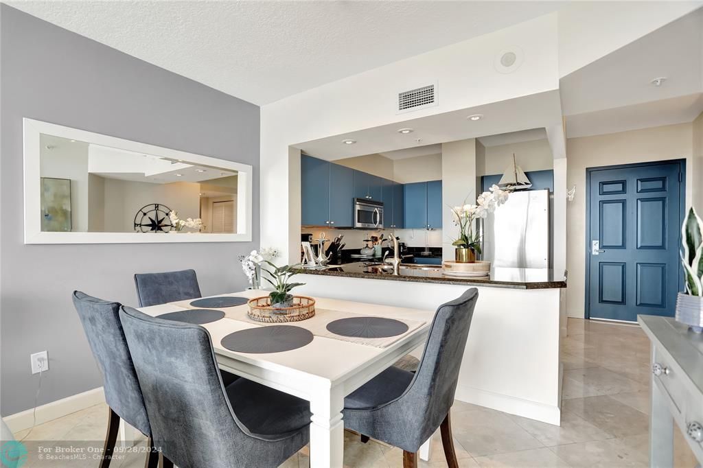 Active With Contract: $399,000 (1 beds, 1 baths, 720 Square Feet)