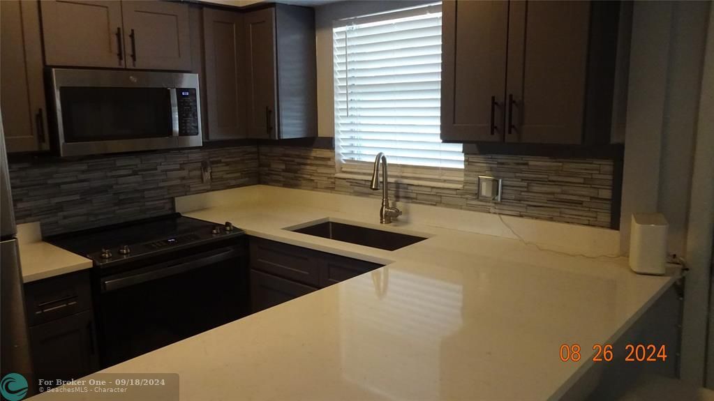 Active With Contract: $160,000 (1 beds, 1 baths, 700 Square Feet)