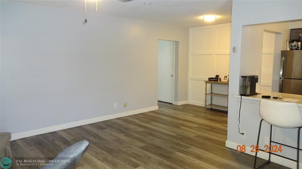 Active With Contract: $160,000 (1 beds, 1 baths, 700 Square Feet)