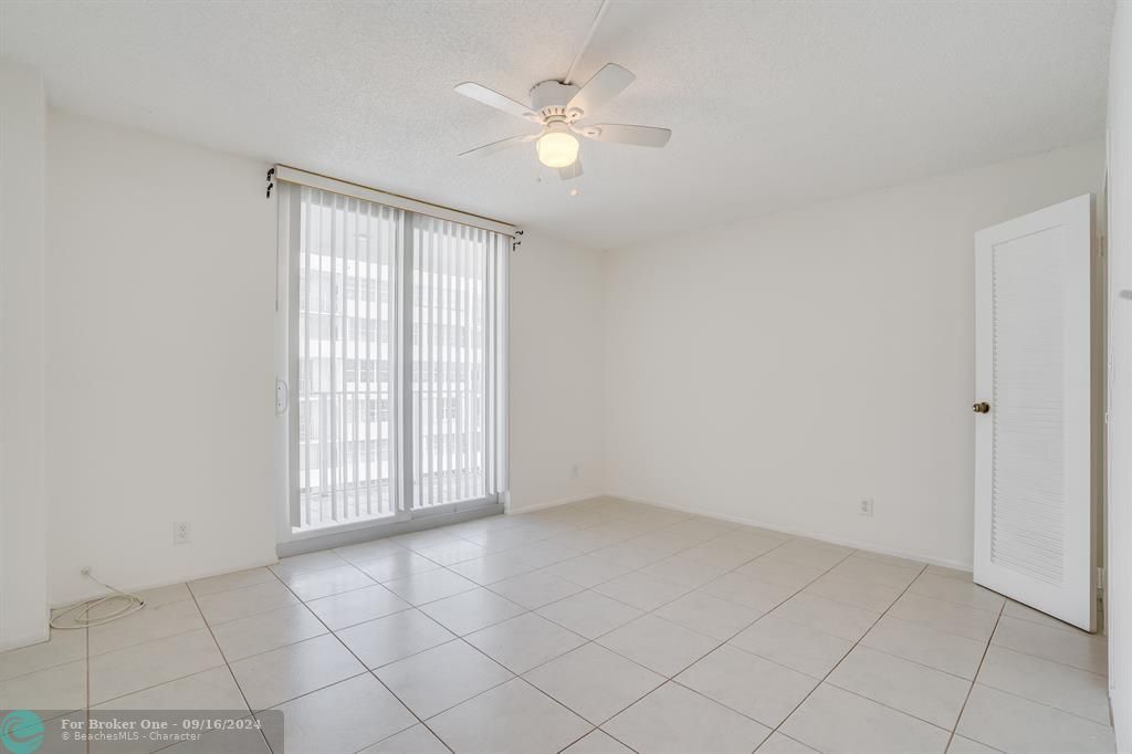 For Sale: $240,000 (1 beds, 1 baths, 898 Square Feet)