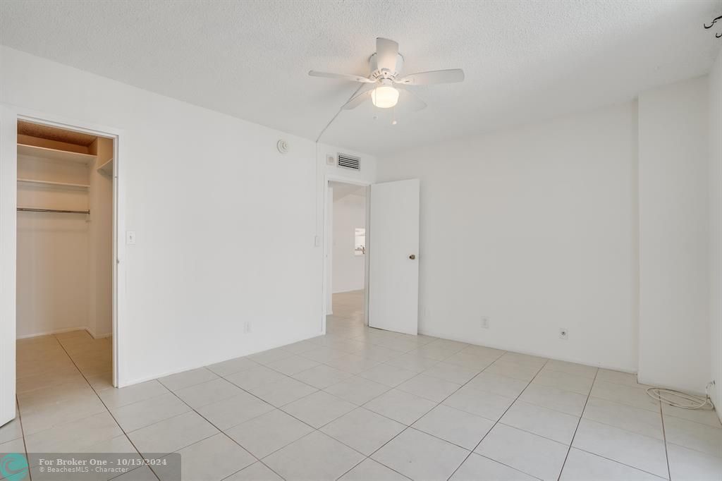 For Sale: $240,000 (1 beds, 1 baths, 898 Square Feet)