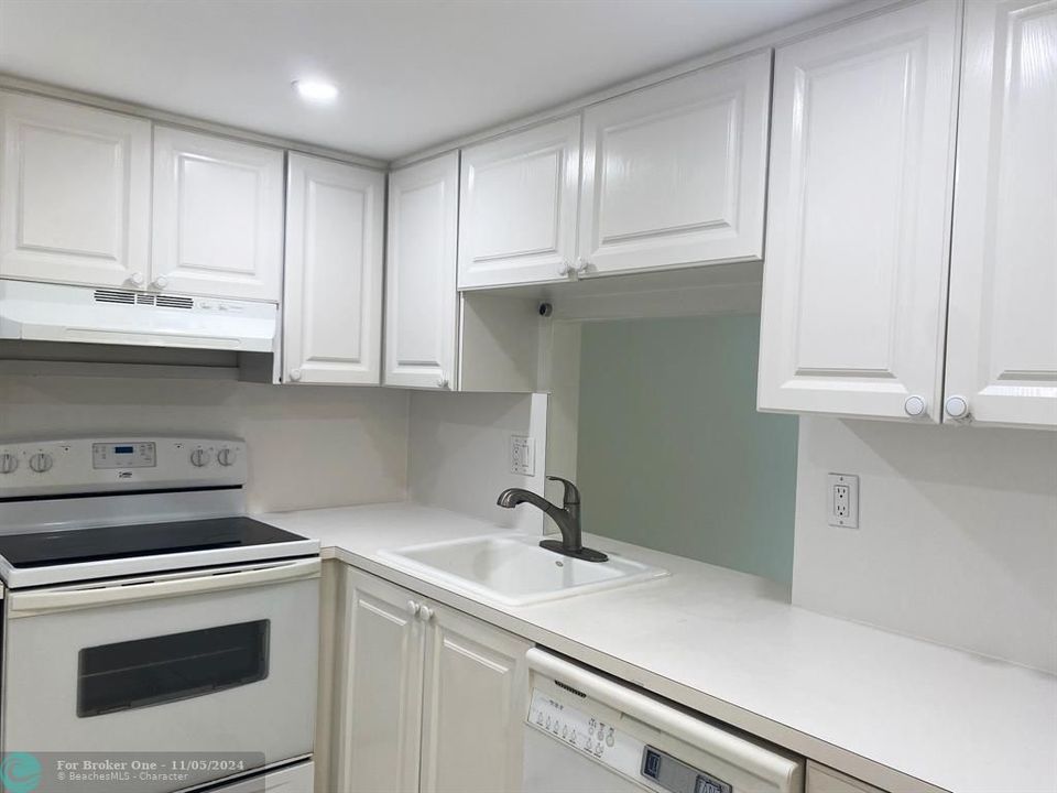 For Sale: $240,000 (1 beds, 1 baths, 898 Square Feet)