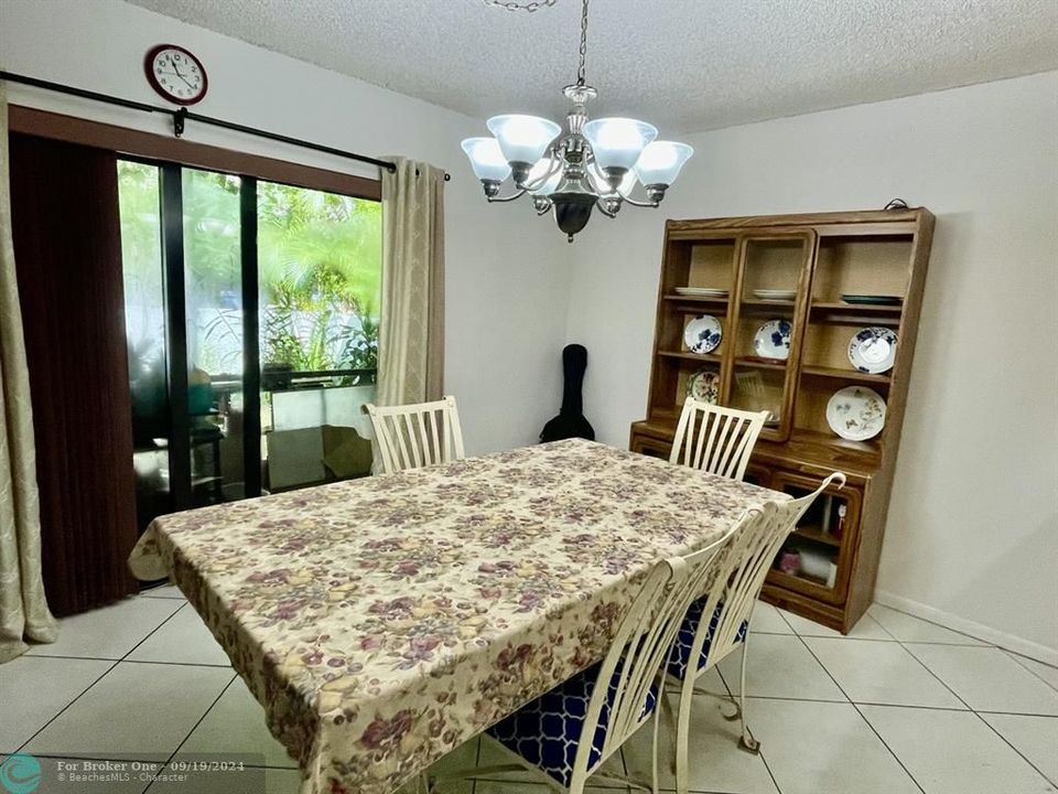 Activo con contrato: $349,000 (3 camas, 2 baños, 1400 Pies cuadrados)