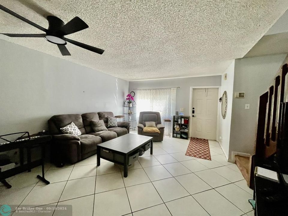 Active With Contract: $349,000 (3 beds, 2 baths, 1400 Square Feet)