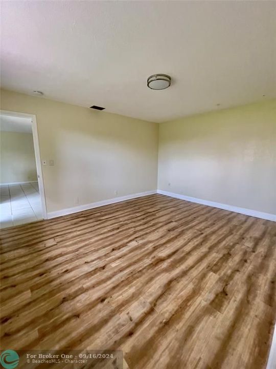 Active With Contract: $1,995 (2 beds, 2 baths, 930 Square Feet)