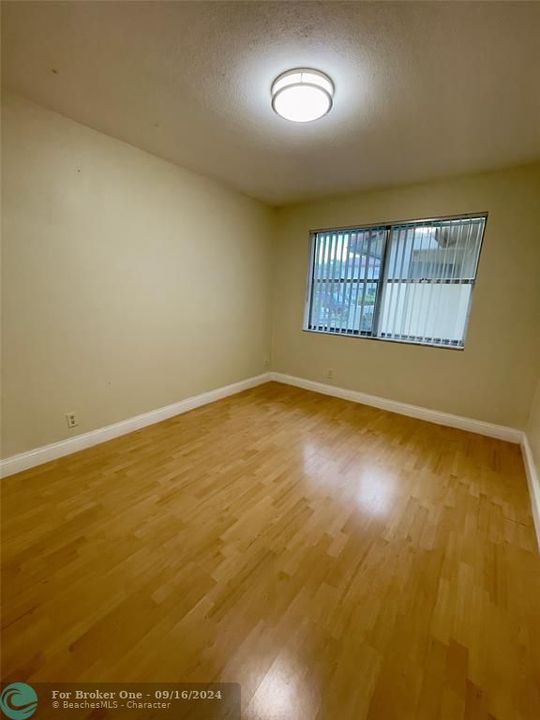 Active With Contract: $1,995 (2 beds, 2 baths, 930 Square Feet)