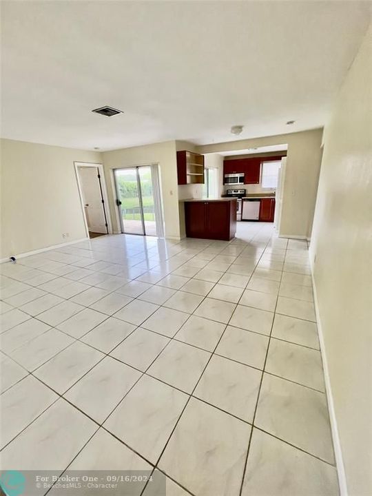 Active With Contract: $1,995 (2 beds, 2 baths, 930 Square Feet)