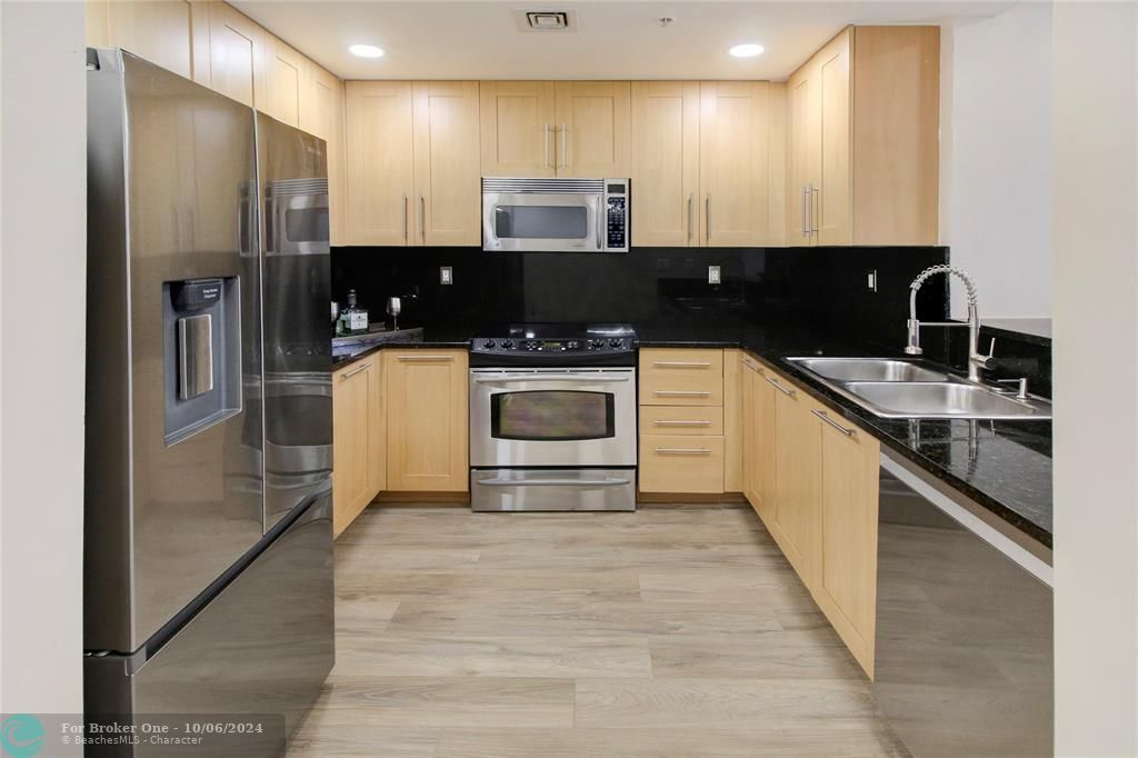 Active With Contract: $3,350 (2 beds, 2 baths, 1246 Square Feet)