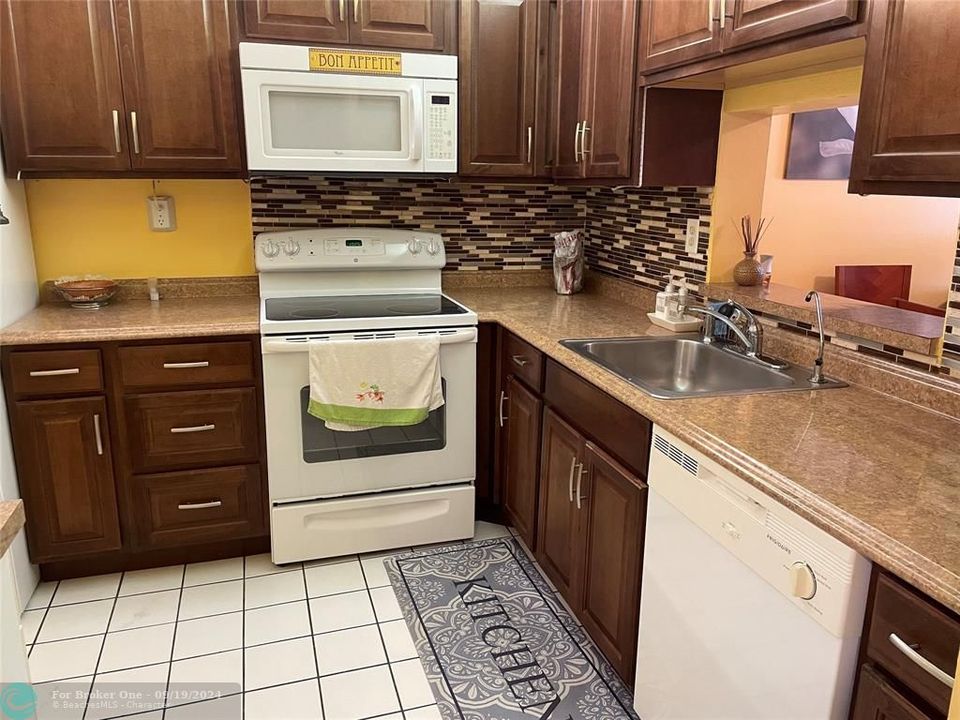 For Rent: $1,400 (1 beds, 1 baths, 835 Square Feet)