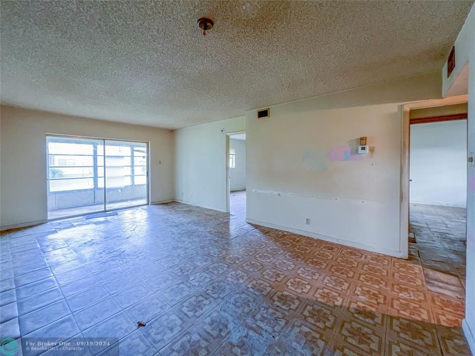 Active With Contract: $89,900 (2 beds, 2 baths, 990 Square Feet)