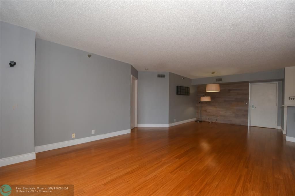 For Sale: $439,900 (2 beds, 2 baths, 1181 Square Feet)