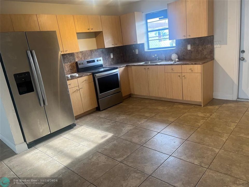 For Sale: $1,900 (2 beds, 2 baths, 963 Square Feet)