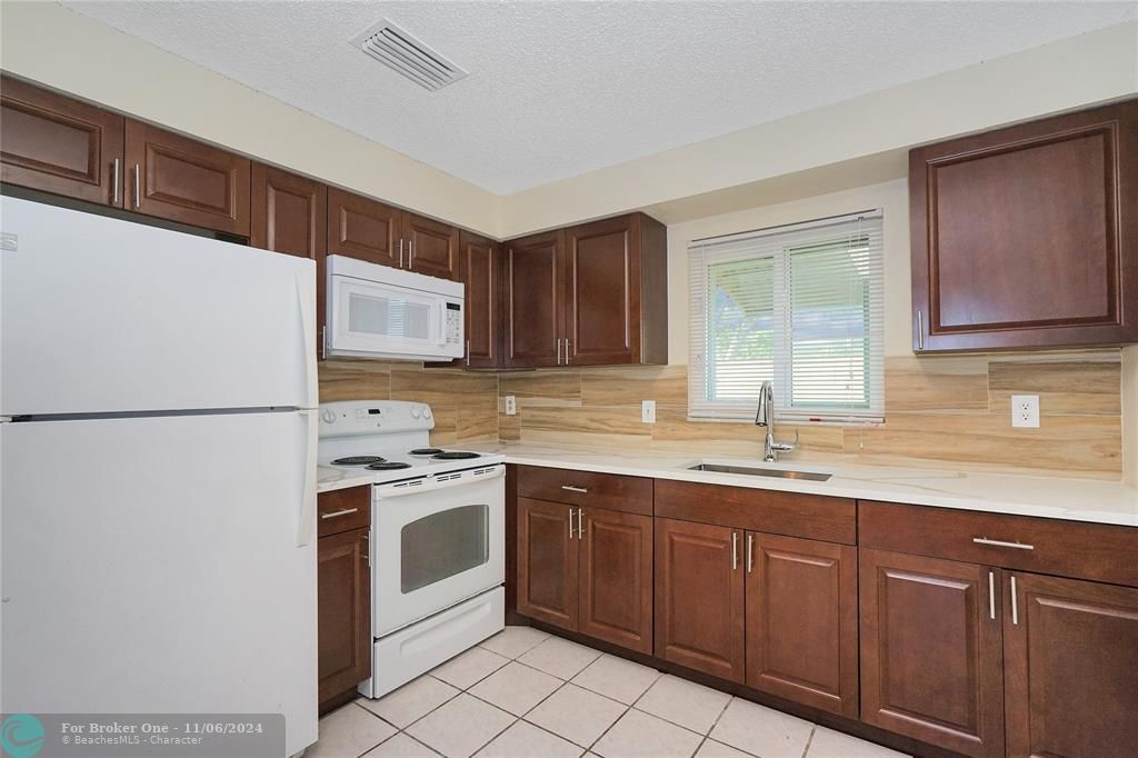 For Sale: $2,100 (2 beds, 1 baths, 1804 Square Feet)