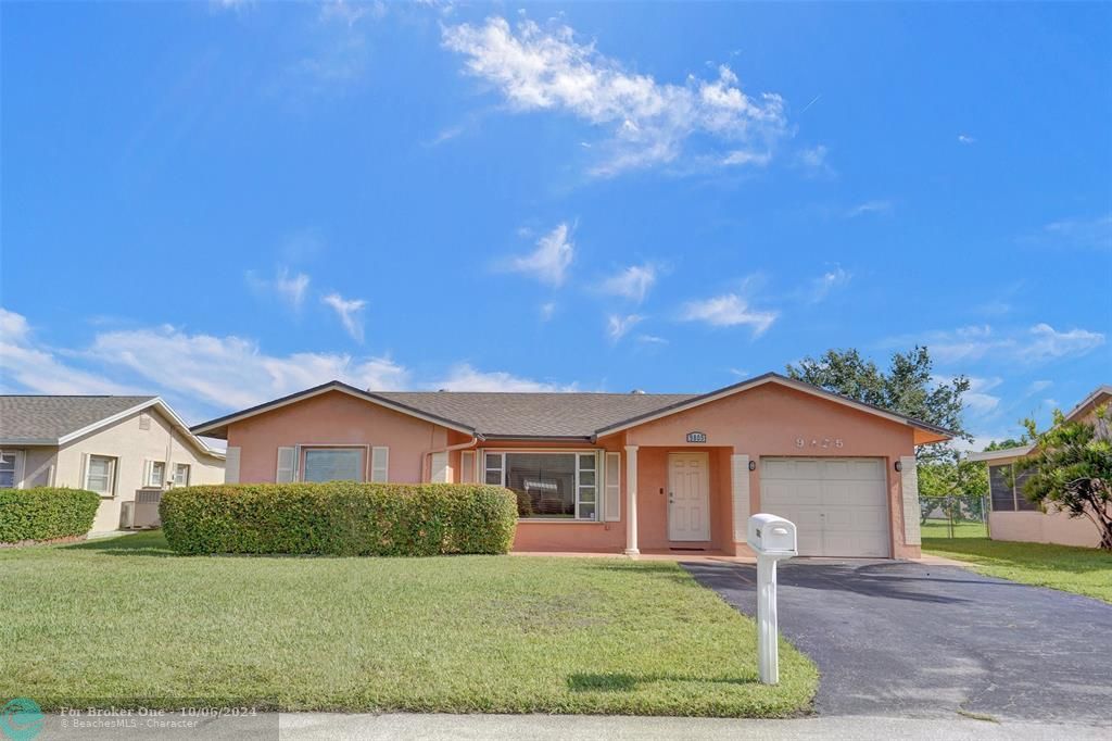 Active With Contract: $474,999 (3 beds, 2 baths, 1686 Square Feet)