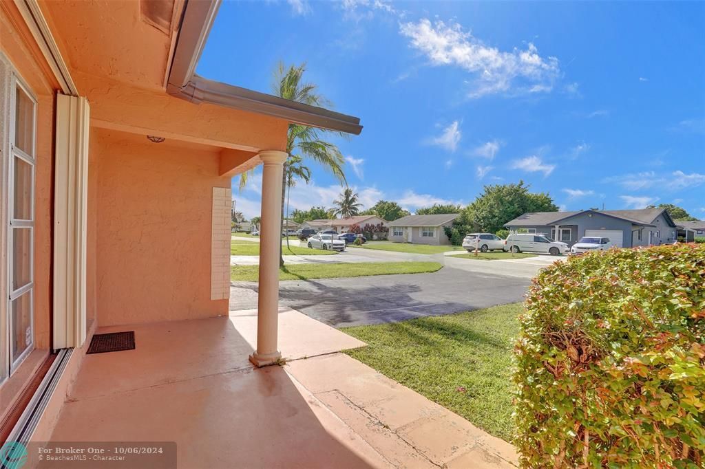 Active With Contract: $474,999 (3 beds, 2 baths, 1686 Square Feet)